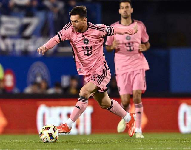 Bản hợp đồng đầu tiên của Messi được ký trên… khăn ăn, bán đấu giá tới 950.000 USD- Ảnh 3.