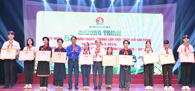 Ông Phạm Tất Thắng và anh Nguyễn Ngọc Lương trao giải thưởng Kim Đồng cho các chỉ huy Đội giỏi và đội viên tiêu biểu