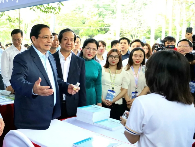 Thủ tướng Phạm Minh Chính cùng các đại biểu tham quan gian hàng của sinh viên tại ngày hội khởi nghiệp quốc gia của học sinh, sinh viên