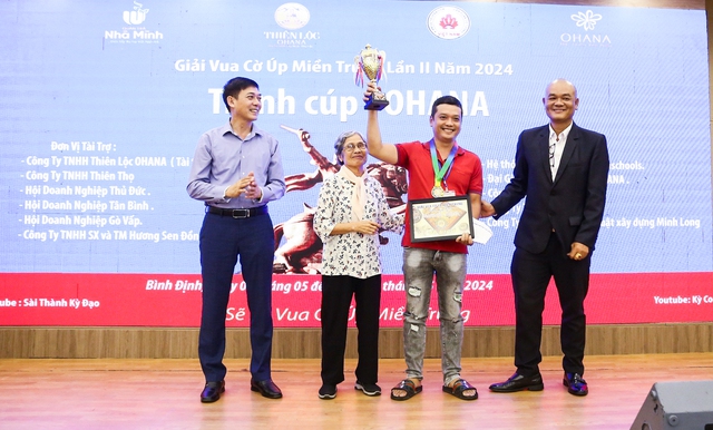 Kỳ thủ Nguyễn Thanh Tùng (CLB Sài Thành Kỳ Đạo) giành giải nhất Giải vua cờ úp miền Trung lần 2 năm 2024 tranh Cúp OHANA