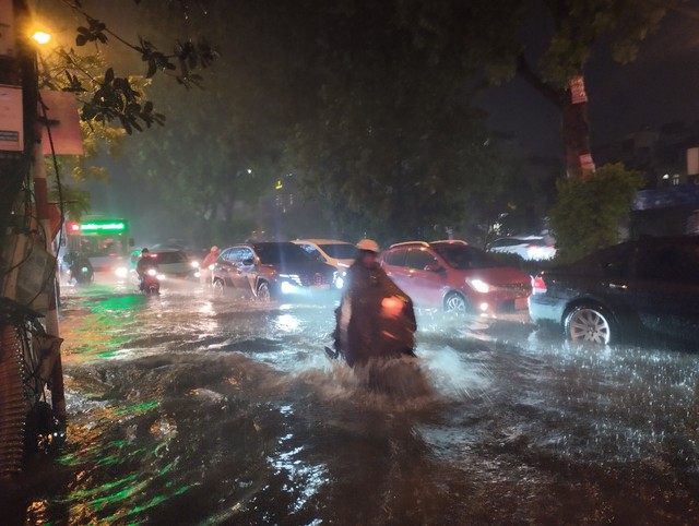 Nhiều tuyến phố Hà Nội ngập nặng sau cơn mưa lớn- Ảnh 7.