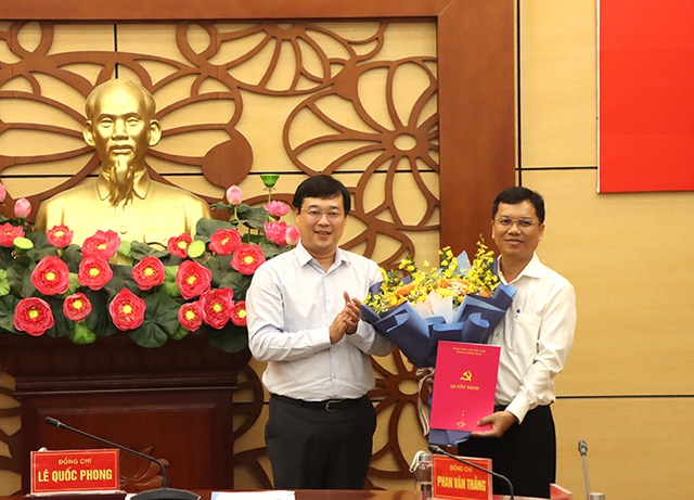 Ông Lê Quốc Phong, Ủy viên T.Ư Đảng, Bí thư Tỉnh ủy Đồng Tháp (trái) chúc mừng tân Chánh văn phòng Tỉnh ủy Đồng Tháp Nguyễn Thế Hồng Trung