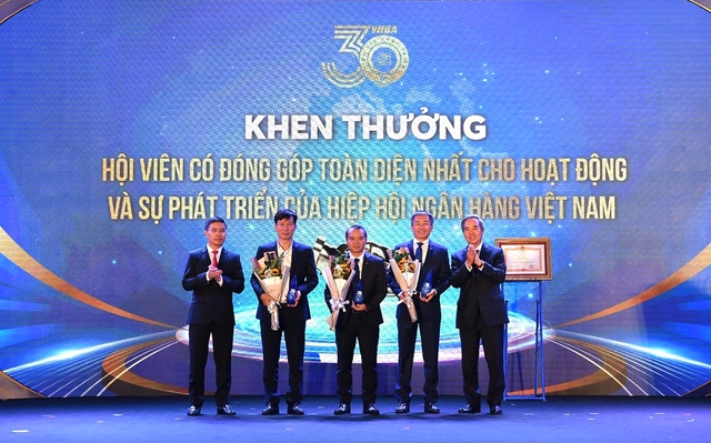 Ông Nguyễn Văn Bình - nguyên Thống đốc NHNN (ngoài cùng bên phải) và ông Phạm Đức Ấn - Chủ tịch Hội đồng HHNHVN (ngoài cùng bên trái) trao giải 