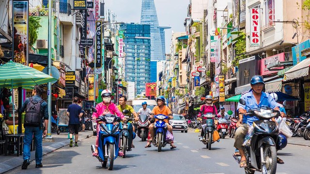 Những con đường ở trung tâm thành phố luôn đông đúc xe máy
