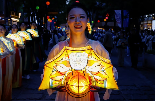 Các tín đồ Phật giáo cầm đèn lồng trong cuộc diễu hành Đèn lồng hoa sen hôm 12.5 để kỷ niệm ngày Phật đản sắp tới ở Seoul, Hàn Quốc