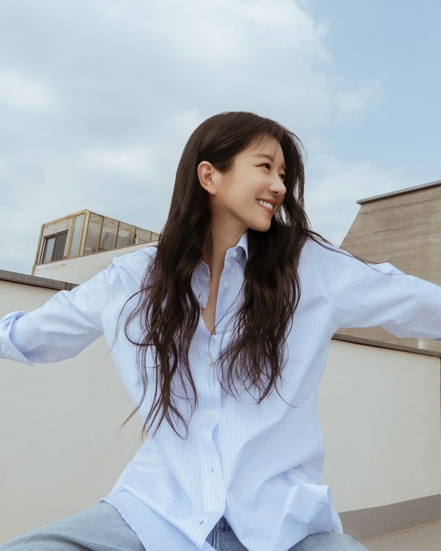 Seo Ye Ji đảm nhận vai Go Mun Young, nữ chính của bộ phim Điên thì có sao, cô được coi là một ví dụ khác về mẫu người có tỷ lệ khuôn mặt hoàn hảo