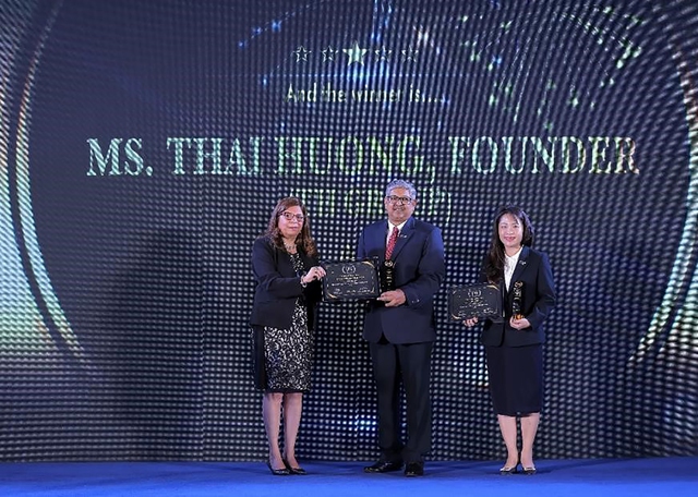 Các đại diện của Tập đoàn TH nhận các giải thưởng tại Global Brand Awards