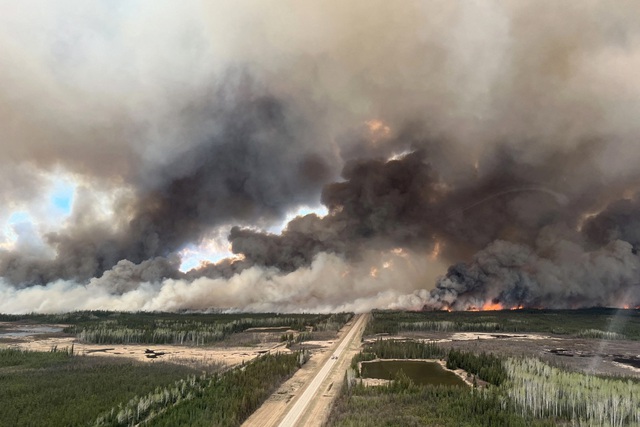 Khói bốc nghi ngút do cháy rừng gần cộng đồng Indian Cabins, tỉnh bang Alberta (Canada) vào ngày 10.5.2024.