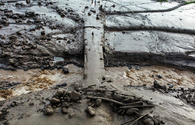 Mặt đất lầy lội vì lũ quét vì dung nham lạnh tại Tanah Datar