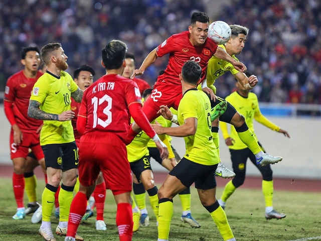 Đội tuyển VN (giữa) thi đấu rất máu lửa trên sân nhà Mỹ Đình tại AFF Cup 2022