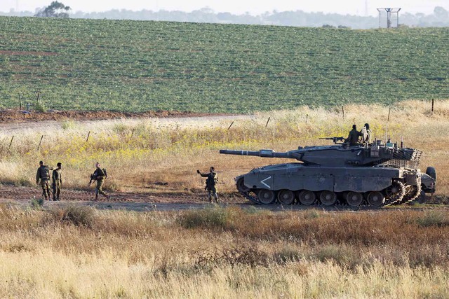 Binh sĩ Israel cùng xe tăng hoạt động gần biên giới với Dải Gaza ngày 12.5