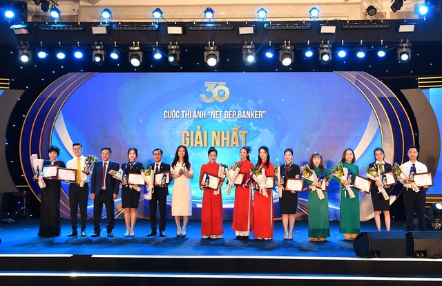 Ban Tổ chức trao Giấy chứng nhận cho các thí sinh đạt giải Cuộc thi ảnh Nét đẹp Banker. Đại diện Vietcombank với tác phẩm 
