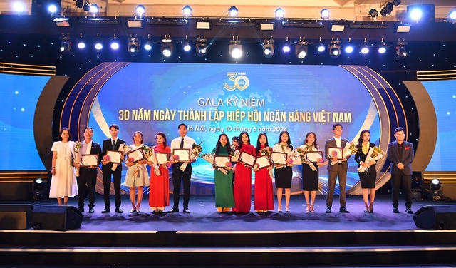 Ban Tổ chức trao Giấy chứng nhận cho các thí sinh đạt giải Cuộc thi Sáng tạo TikTok - Tự hào Banker. Đại diện Vietcombank Chi nhánh Móng Cái và TSC đứng thứ 4 và 5 từ phải sang