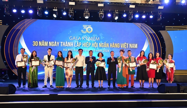 Ban Tổ chức trao Giấy chứng nhận cho các thí sinh đạt giải Cuộc thi Tài năng Banker. (Đại diện Vietcombank Chi nhánh Thủ Đức đứng thứ 2 từ trái sang, đại diện Vietcombank TSC đứng ngoài cùng bên phải và đại diện Vietcombank Chi nhánh TP.HCM thứ 5, 6 từ phải sang)