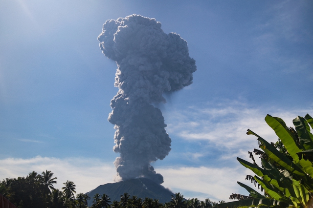 Núi lửa Ibu phun trào hôm 13.5