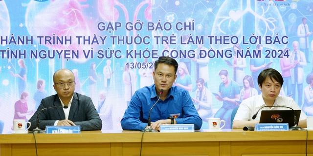 Anh Nguyễn Kim Quy (giữa) trao đổi thông tin với báo chí tại chương trình