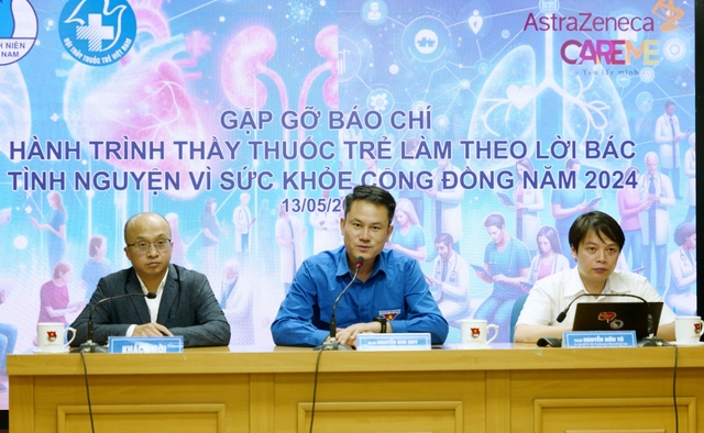 Anh Nguyễn Kim Quy (giữa) trao đổi thông tin tại buổi gặp gỡ báo chí