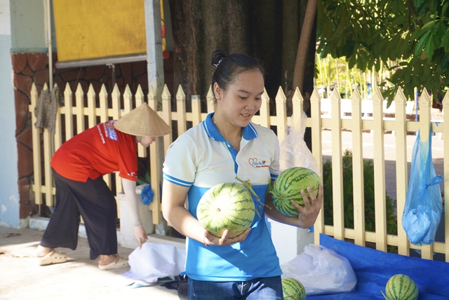 Các đoàn viên, thanh niên chịu khó hỗ trợ chương trình cả ngày