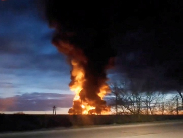 Hình ảnh từ video trên mạng xã hội ngày 24.4 cho thấy đám cháy tại cơ sở năng lượng ở tỉnh Smolensk (Nga) sau cuộc tấn công bằng máy bay không người lái do Ukraine thực hiện