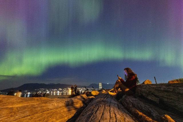 Cực quang trên bãi biển Jericho thuộc Vancouver, tỉnh bang British Columbia của Canada hôm 10.5.2024