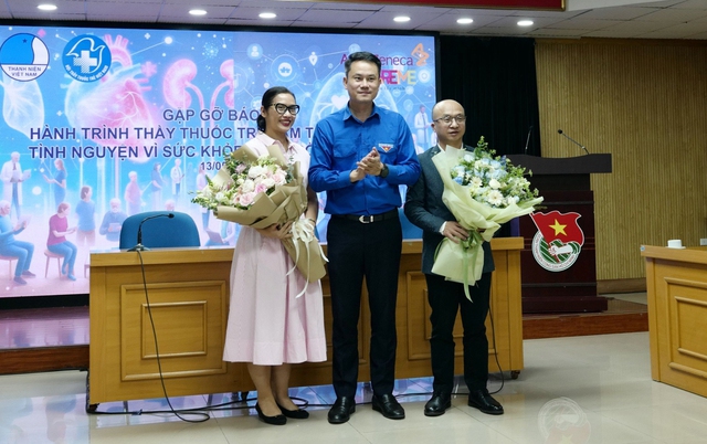 Anh Nguyễn Kim Quy tặng hoa các đơn vị đồng hành cùng chương trình