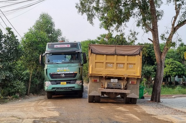 Xe “khủng” lưu thông chiếm hết mặt đường ở thôn Vĩnh An