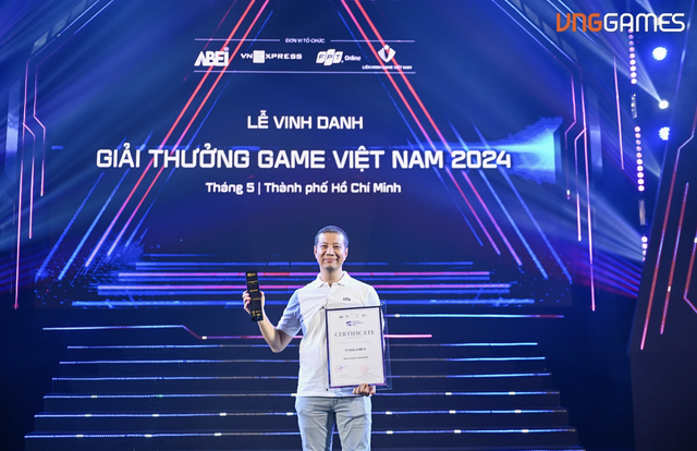 Đại diện VNGGames nhận giải thưởng