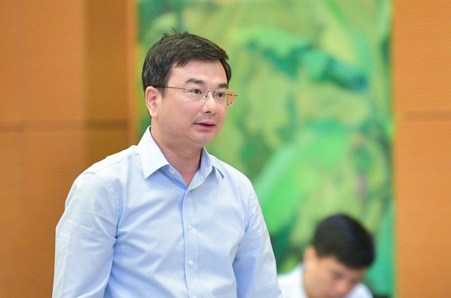 Phó thống đốc Ngân hàng Nhà nước Phạm Thanh Hà báo cáo tại phiên họp