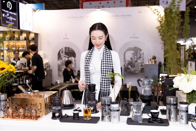 Hoa hậu Hòa bình Quốc tế Thùy Tiên trải nghiệm những phong cách thưởng lãm cà phê khác biệt theo 3 nền văn minh cà phê thế giới tại Trung Nguyên E-Coffee
