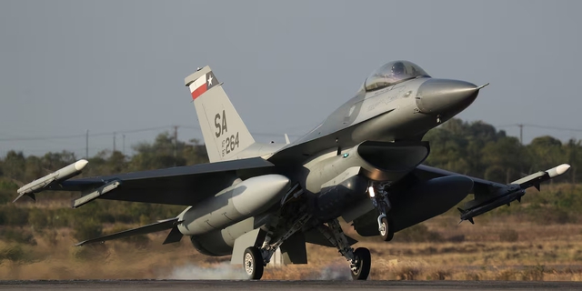 Một máy bay chiến đấu F-16 của Không quân Mỹ cất cánh từ căn cứ không quân tại Natal (Brazil) trong cuộc tập trận CruzEx vào ngày 21.11.2018.