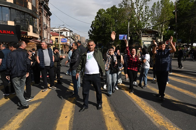 Nhiều người Armenia cố chặn một con phố ở thủ đô Yerevan ngày 13.5, trong cuộc biểu tình phản đối việc nhượng bộ đất cho nước láng giềng Azerbaijan