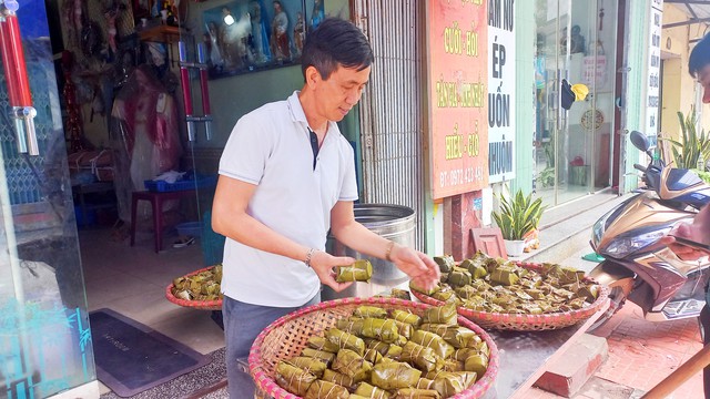 Ông Vũ Duy Ái bày bán bánh rợm trước cửa nhà