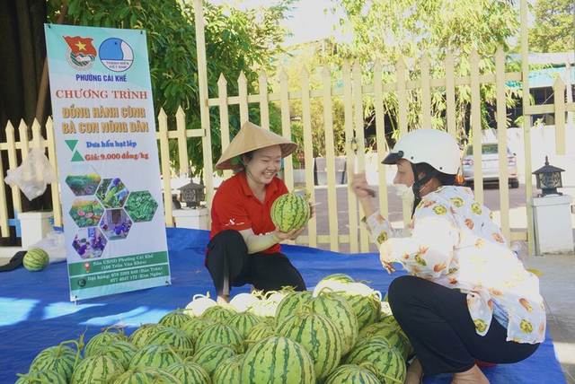 Nhiều khách quan tâm và chịu khó để điểm bán để ủng hộ chương trình