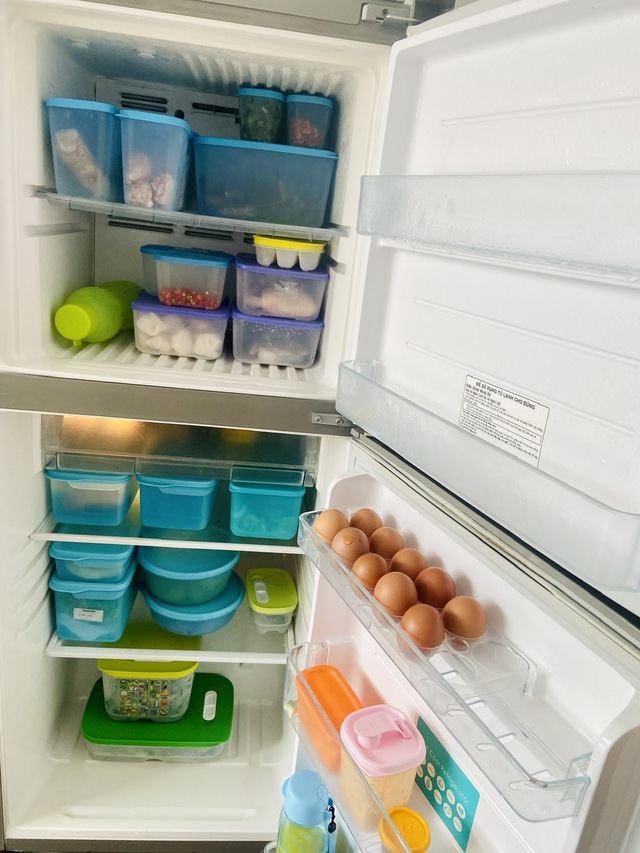 Đồ ăn bên trong tủ được sắp xếp ngăn nắp, vừa đủ, không quá trống cũng không quá đầy. Chúng tôi cũng hạn chế việc mở tủ lạnh nhiều lần