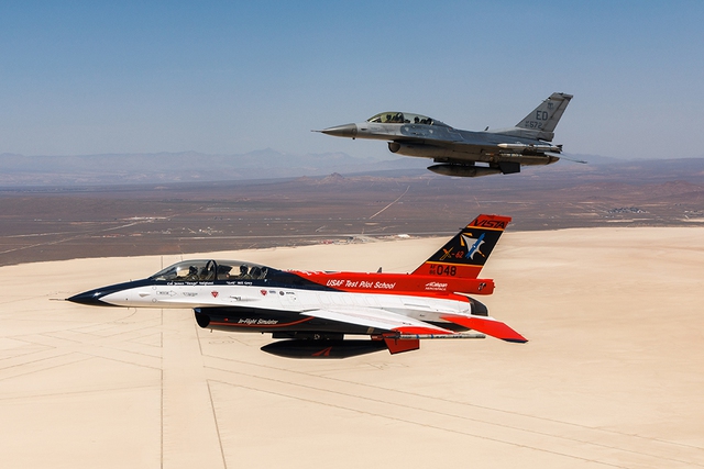 Chiếc X-62A VISTA bay bên cạnh F-16 có người lái trong lần thử nghiệm ngày 3.5