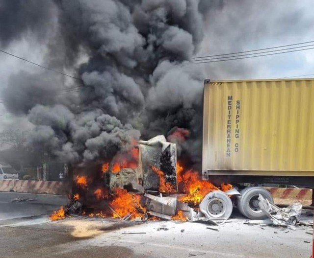 Xe container bốc cháy dữ dội sau tai nạn