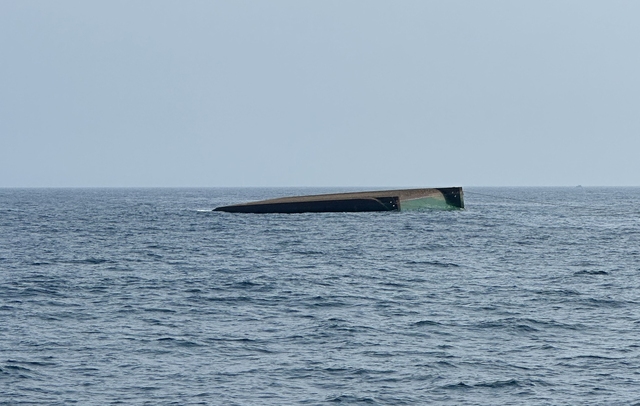 Sà lan LA-06883 bị chìm trên biển Lý Sơn (Quảng Ngãi)