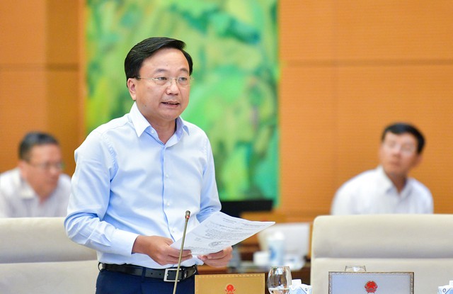 Thứ trưởng Bộ GTVT Nguyễn Danh Huy báo cáo tại phiên họp