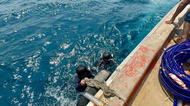 Ngư dân Lý Sơn lặn tìm 5 nạn nhân mất tích trong vụ chìm tàu kéo và sà lan