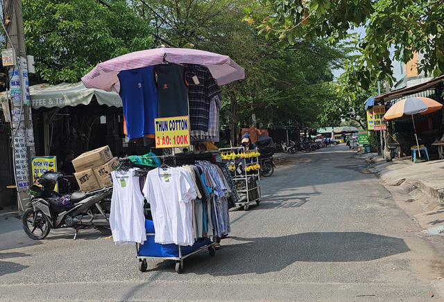 Hai người bán hàng rong đẩy xe vào các con hẻm lẩn trốn khi thấy xe trật tự đô thị xuất hiện trên đường Bình Thành