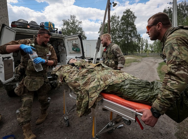 Một quân nhân Ukraine bị thương gần thị trấn Vovchansk ở vùng Kharkiv hôm 12.5