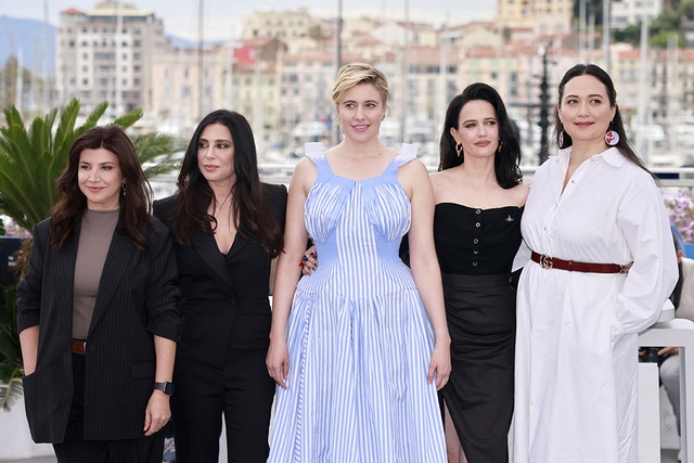 5 nữ giám khảo của LHP Cannes trước lễ khai mạc diễn ra hôm qua: (từ trái qua) Ebru Ceylan, Nadine Labaki, Greta Gerwig,  Eva Green và Lily Gladstone