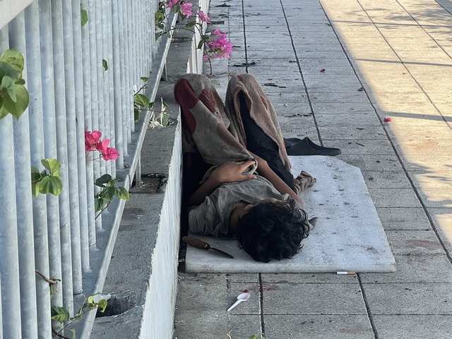 Người vô gia cư ngủ tại cầu bộ hành số 5 (TP.Thủ Đức, TP.HCM), có mang theo dao
