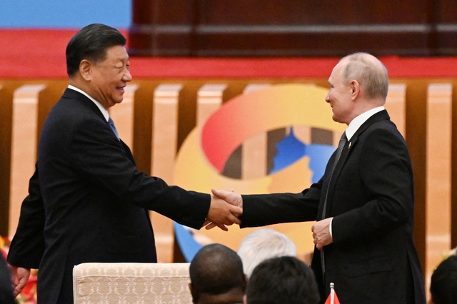 Ông Tập bắt tay ông Putin (phải) tại lễ khai mạc Diễn đàn Vành đai và Con đường ở Bắc Kinh hôm 18.10.2023