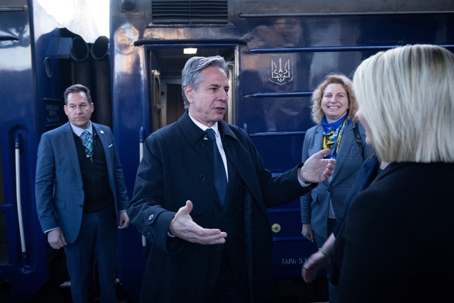Đại sứ Mỹ tại Ukraine Bridget A. Brink (phải) đón Ngoại trưởng Mỹ Antony Blinken đến Kyiv bằng xe lửa vào ngày 14.5