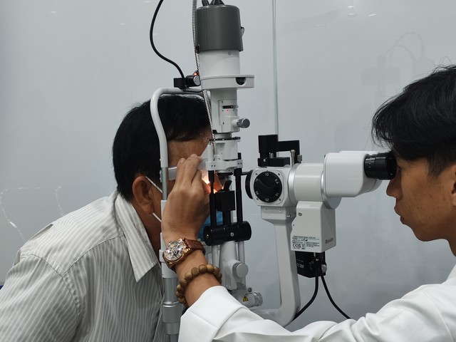 Bác sĩ kiểm tra mắt cho bệnh nhân sau khâu phục hồi