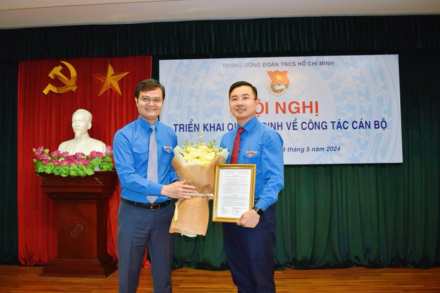 Anh Bùi Quang Huy trao quyết định cho anh Nguyễn Nhất Linh