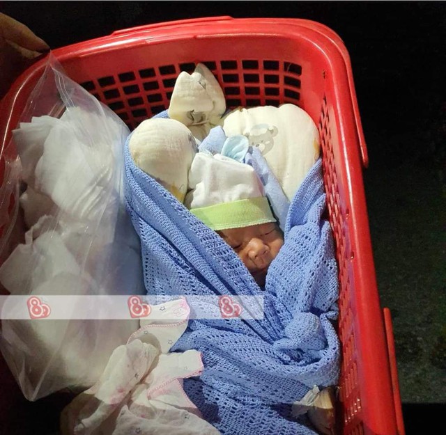 Bé trai sơ sinh được phát hiện bị bỏ rơi tại cổng chùa Linh Quang