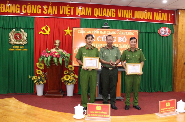 Phòng CSHS và Phòng Cảnh sát cơ động Công an tỉnh Vĩnh Long được khen thưởng