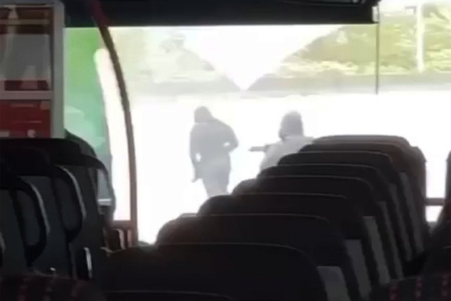 Hình ảnh được cho là các tay súng tham gia vụ cướp xe chở tù nhân tại Pháp
